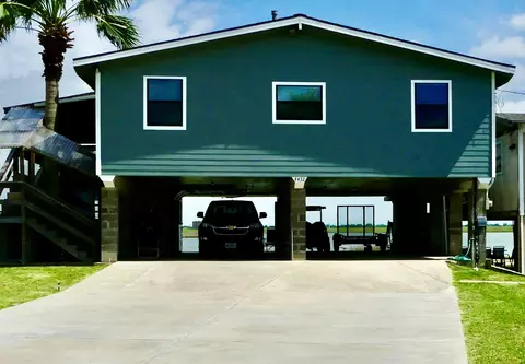 4432 Swan St, Hitchcock, TX 77563