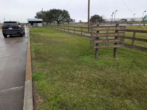414 Brahman Trl, Angleton, TX 77515 photo 3