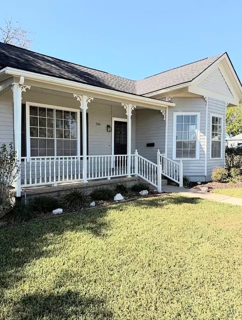 206 Mulberry, Hallettsville, TX 77964
