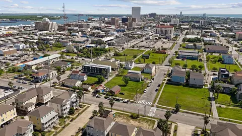 2820 Winnie St, Galveston, TX 77550