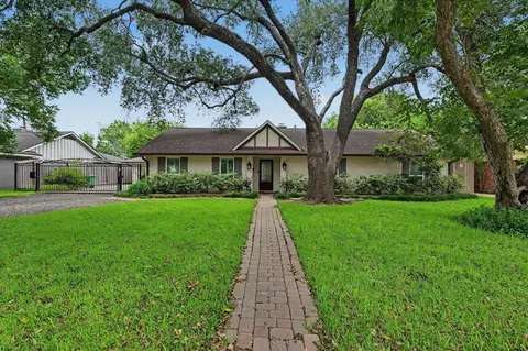 5616 Pine St, Houston, TX 77081