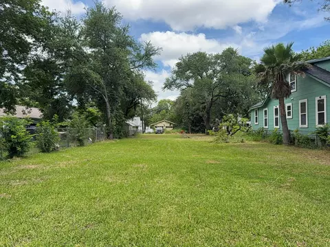 22 5th Ave N, Texas City, TX 77590