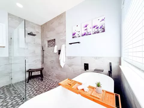Bath - 540 Springwood Dr, Conroe, TX 77385 photo 3 of 4