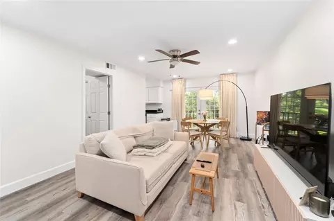 8223 Kingsbrook Rd #212, Houston, TX 77024
