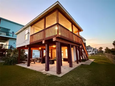 16701 Moby Dick Dr, Jamaica Beach, TX 77554