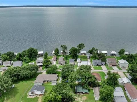 683 Water View Dr, Livingston, TX 77351