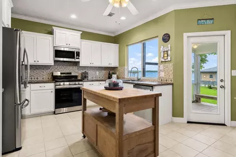 Kitchen - 237 Vivian Rd, Onalaska, TX 77360 photo 2 of 3