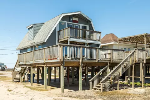 2730 Swan Ct, Surfside Beach, TX 77541