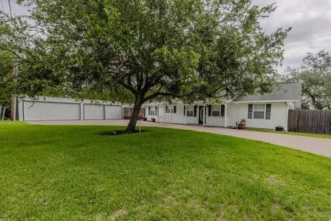 483 Riverside Dr, Palacios, TX 77465