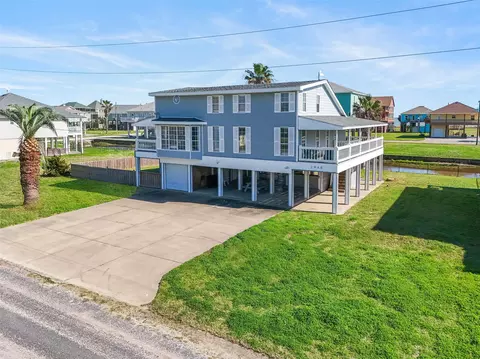 2940 Laguna Dr, Crystal Beach, TX 77650