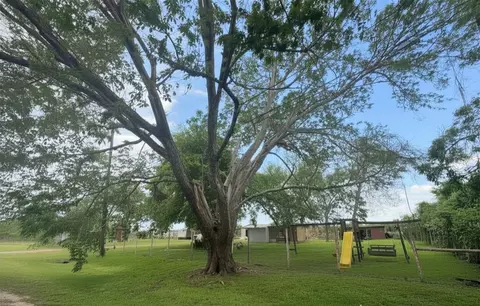 8925 Spruce St, Hitchcock, TX 77563