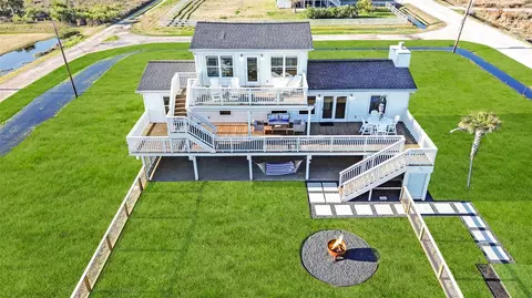 3913 11 Mile Rd, Galveston, TX 77554