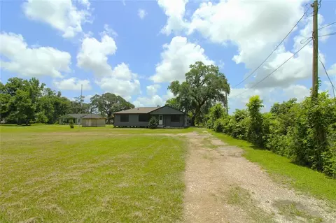 6615 Live Oak Dr, Jones Creek, TX 77541