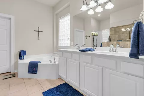 Bath - 2 Marlowe Way, Conroe, TX 77384 photo 2 of 5