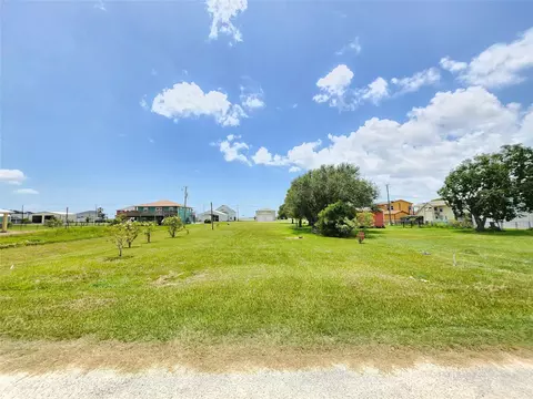 853 Swallow Dr, Palacios, TX 77465