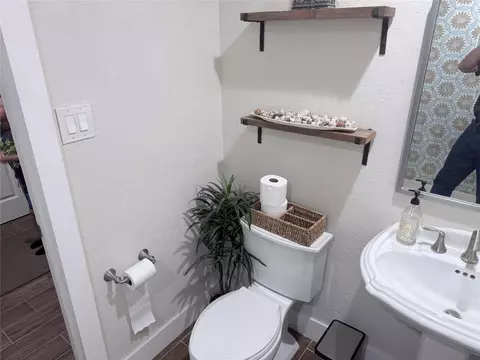Bath - 4012 Chile Dr, Pasadena, TX 77504 photo 2 of 8