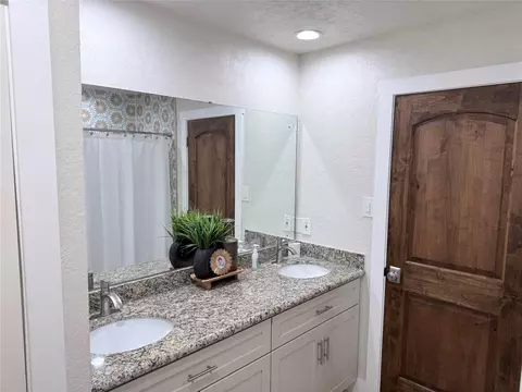 Bath - 4012 Chile Dr, Pasadena, TX 77504 photo 6 of 8