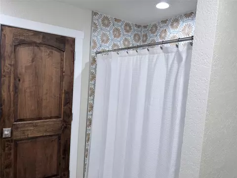 Bath - 4012 Chile Dr, Pasadena, TX 77504 photo 7 of 8