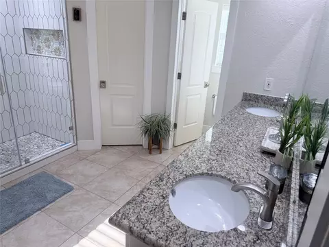 Bath - 4012 Chile Dr, Pasadena, TX 77504 photo 4 of 8