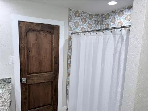 Bath - 4012 Chile Dr, Pasadena, TX 77504 photo 8 of 8
