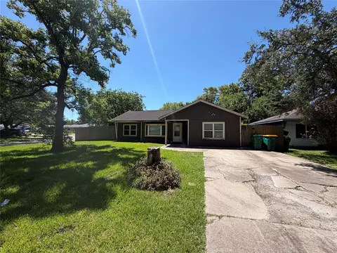 2631 N Camp Cir, La Marque, TX 77568