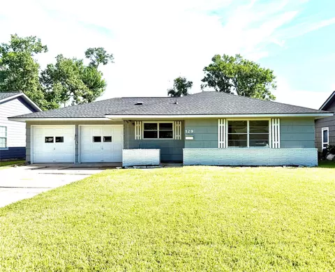 129 Chestnut St, Lake Jackson, TX 77566