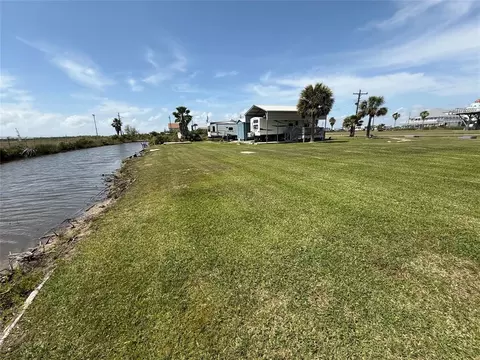 1283 N Monkhouse Dr, Port Bolivar, TX 77650