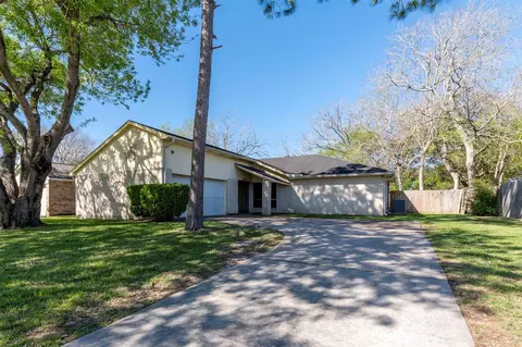 2810 Heritage Colony Dr, Webster, TX 77598