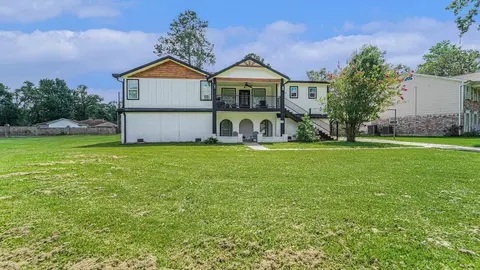 302 Brook Hollow Dr, Conroe, TX 77385