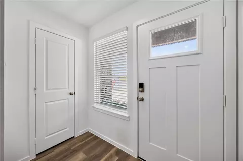 Entry Way - 5214 Purple Beebalm Ln, Houston, TX 77048 photo 1 of 5