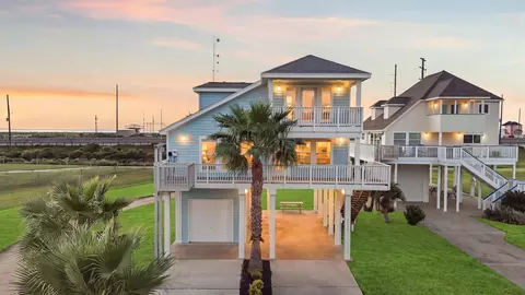 25246 Intrepid Ln, Galveston, TX 77554