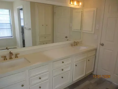 Bath - 25 Dover Dr, Conroe, TX 77304 photo 8 of 11