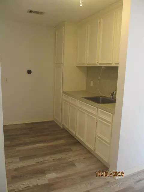 Kitchen - 25 Dover Dr, Conroe, TX 77304 photo 6 of 7