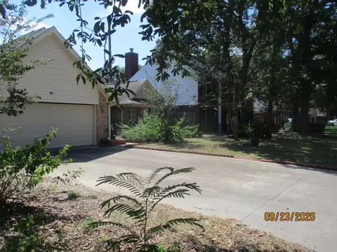 Exterior - 25 Dover Dr, Conroe, TX 77304 photo 3 of 10
