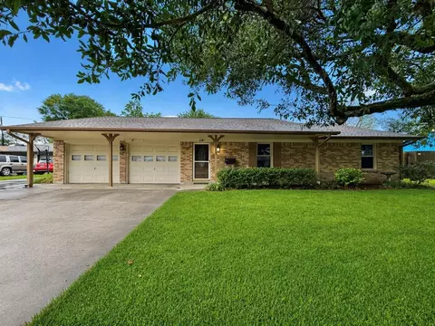 913 Cannan Dr, Angleton, TX 77515