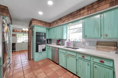 Kitchen - 25610 Walnut Grove Cir, Spring, TX 77380 photo 2 of 3