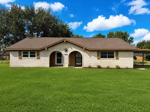 1302 Avenue H, Danbury, TX 77534