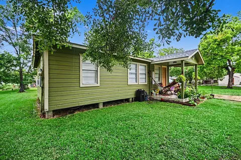 536 Montgomery St, Clute, TX 77531