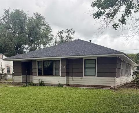 113 Cypress St, Lake Jackson, TX 77566