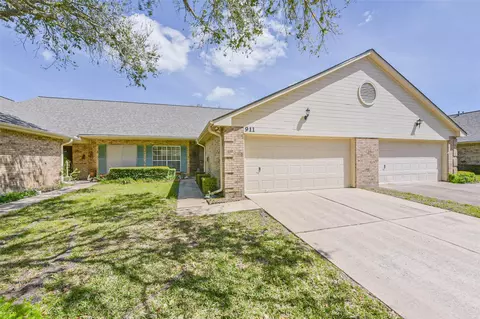911 Woodfern Glen Ln, Pearland, TX 77584