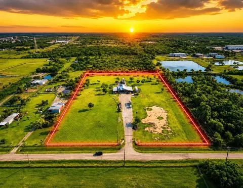 5704 Avenue Q W, Dickinson, TX 77539