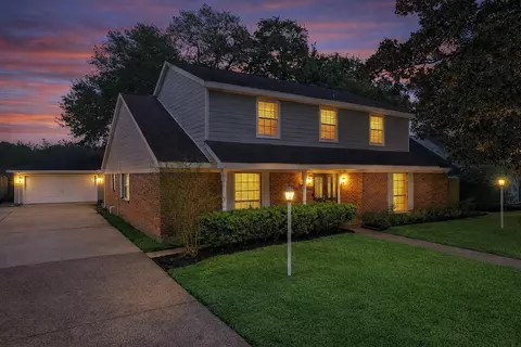 2206 Carriage Ln, La Marque, TX 77568