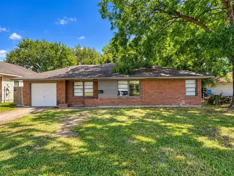 208 S Sparrow Way, Texas City, TX 77591