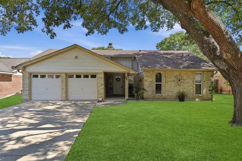 900 Sunnybrook Ln, Baytown, TX 77521