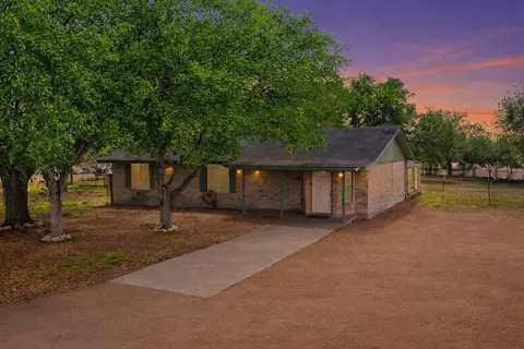 2802 Comanche St, Beeville, TX 78102