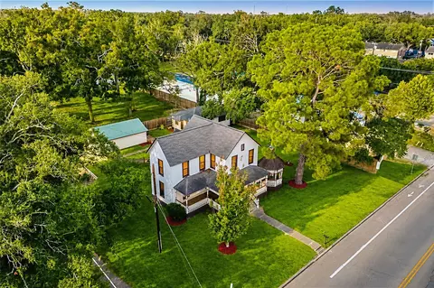816 W Adoue St, Alvin, TX 77511