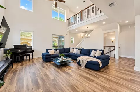 1430 W 34th 12 St, Houston, TX 77018
