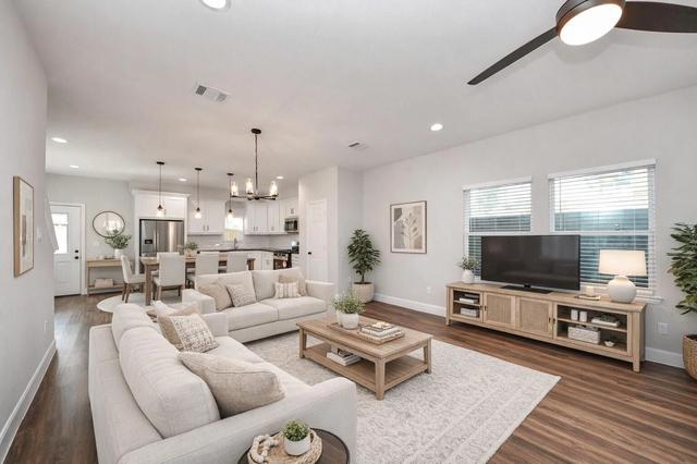 6910 J W Peavy Dr, Houston, TX 77011