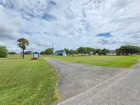 937 Bayview Dr, Palacios, TX 77465