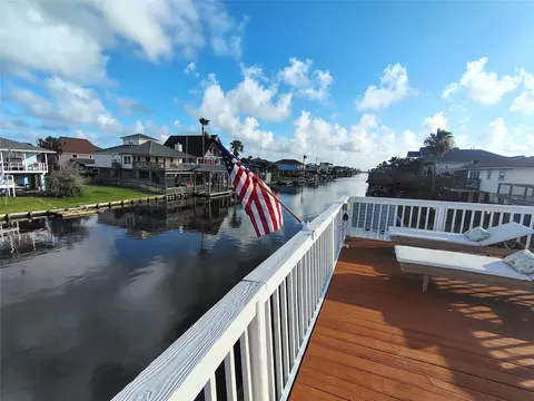 1078 Redfish St, Bayou Vista, TX 77563